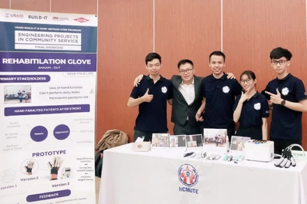 Bốn bạn trẻ cùng sản phẩm của mình tại cuộc thi EPICS.