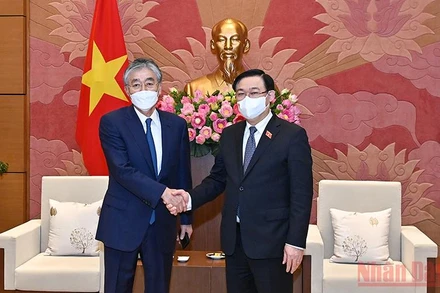 Chủ tịch Quốc hội Vương Đình Huệ và Chủ tịch kiêm Giám đốc đại diện Tập đoàn Erex (Nhật Bản) Honna Hitoshi tại buổi tiếp. (Ảnh: DUY LINH)