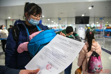 Ba mẹ con chị Vũ Thị Quý (ở Kharkov) đã hoàn tất thủ tục nhập cảnh về Việt Nam. (Ảnh: THÀNH ĐẠT)