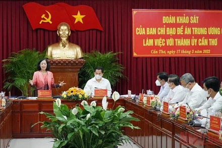 Đồng chí Trương Thị Mai phát biểu ý kiến tại buổi làm việc.