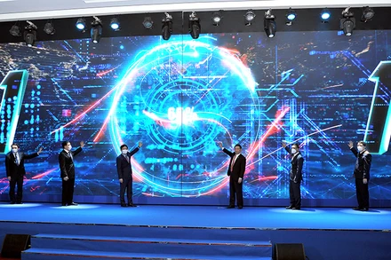 Bộ trưởng Bộ Tài chính Hồ Đức Phớc cùng lãnh đạo Tổng cục Thuế và đại diện các bộ, ngành thực hiện nghi thức kích hoạt Cổng thông tin điện tử dành cho nhà cung cấp nước ngoài và ứng dụng ETaxMoblie. 