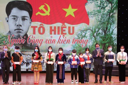 Lãnh đạo UBND tỉnh Sơn La và Hội Khuyến học tỉnh Sơn La trao học bổng cho các học sinh khó khăn, học tập tốt.