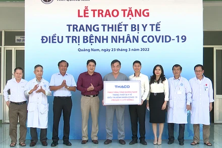 Quảng Nam tiếp nhận thiết bị y tế do Tập đoàn THACO tài trợ.
