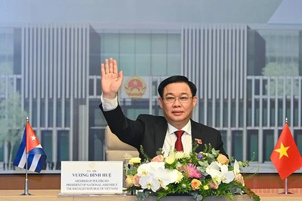 Chủ tịch Quốc hội Vương Đình Huệ vẫy tay chào Chủ tịch Quốc hội chính quyền nhân dân Cuba Esteban Lazo Hernandez. (Ảnh: Duy Linh)