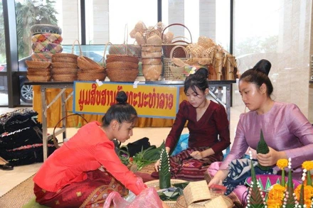 Dạy nghề truyền thống, tạo công ăn việc làm để giảm số hộ nghèo tại một sự kiện ở Thủ đô Vientiane, Lào. Ảnh: Xuân Sơn.