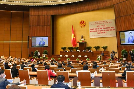 Hội nghị đại biểu Quốc hội hoạt động chuyên trách diễn ra trong hai ngày 28, 29/3 theo hình thức trực tiếp kết hợp với trực tuyến, với điểm cầu chính tại hội trường Diên Hồng, Nhà Quốc hội. 