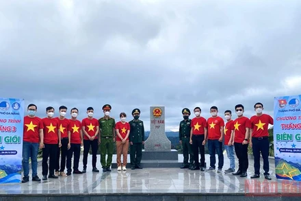 Lễ chào cờ tại cột mốc 717.