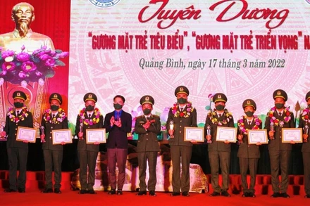 Các đại biểu trao thưởng cho 10 “Gương mặt trẻ tiêu biểu” của Bộ đội Biên phòng.