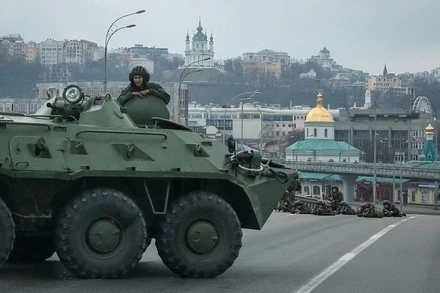 Các binh sĩ thuộc Lực lượng Vệ binh quốc gia Ukraine vào vị trí ở trung tâm Kiev, Ukraine, ngày 25/2/2022. (Ảnh: REUTERS)