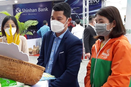 Đại biểu tham quan sản phẩm nông sản chế biến sâu của Thanh Hóa bên lề hội nghị.