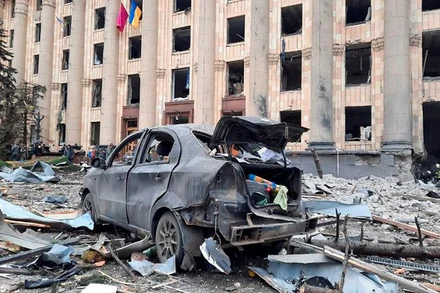 Khu vực gần một tòa nhà của chính quyền bị tấn công tên lửa, tại Kharkiv, Ukraine, ngày 1/3. (Ảnh: Bộ phận báo chí Cơ quan tình trạng khẩn cấp Ukraine)