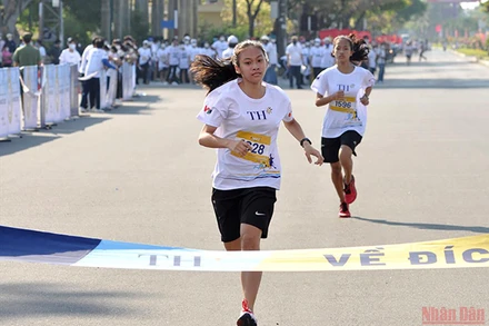 Các vận động viên đua nhau về đích. (Ảnh: QUỐC VIÊT)