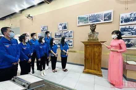 Đoàn viên thanh niên Sơn La nghe giới thiệu về thân thế, sự nghiệp đồng chí Tô Hiệu tại cuộc triển lãm.