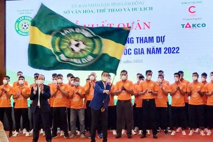 Lãnh đạo ngành thể thao Lâm Đồng phất cờ quyết thắng tại lễ xuất quân.