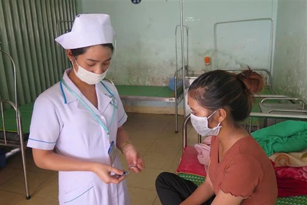 Bác sĩ hướng dẫn bệnh nhân lao uống thuốc tại Trung tâm y tế huyện Đăk Hà, tỉnh Kon Tum.