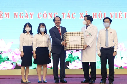 Đại diện Bộ Lao động-Thương binh và Xã hội trao 50 suất quà cho đối tượng có hoàn cảnh khó khăn ở Bệnh viện Bạch Mai (Ảnh: Molisa).