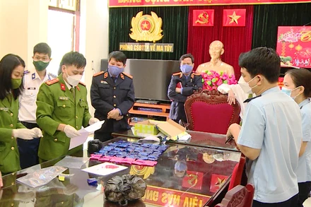 Đại diện các cơ quan chức năng kiểm tra tang vật vụ án.