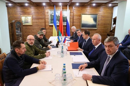 Phái đoàn Ukraine (trái) và Nga tại cuộc đàm phán ở vùng Brest, Belarus, ngày 7/3/2022. (Ảnh: AFP/TTXVN)