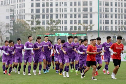 Các tuyển thủ Việt Nam chạy khởi động trước buổi tập chiều 17/3. (Ảnh: VFF)