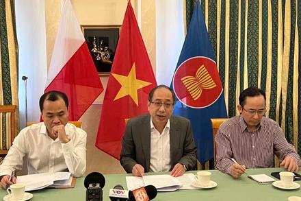 Tại buổi họp báo chiều 6/3, Đại sứ Nguyễn Hùng cho biết, bảo hộ công dân là nhiệm vụ trọng tâm hàng đầu nhằm bảo đảm an toàn cho bà con sơ tán từ Ukraine sang Ba Lan.