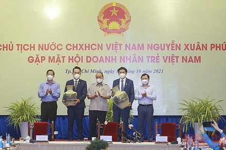 Chủ tịch nước Nguyễn Xuân Phúc gặp mặt Hội Doanh nhân trẻ Việt Nam vào tháng 10/2021.