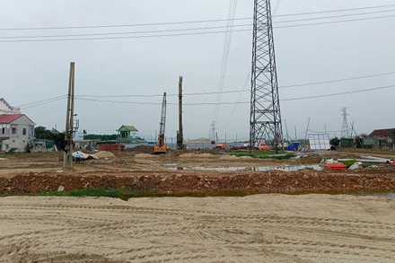 Tập trung di dời hệ thống đường điện cao thế ở nút giao Diễn Cát, huyện Diễn Châu để bàn giao cho nhà thầu thi công trong thời gian sớm nhất.