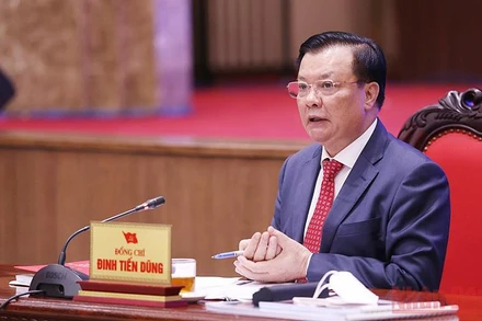 Đồng chí Đinh Tiến Dũng giải đáp những băn khoăn, trăn trở của các đại biểu thanh niên tại Hội nghị.