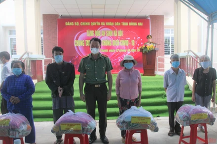 Tặng quà cho người dân có hoàn cảnh khó khăn, ở trọ bị ảnh hưởng bởi dịch Covid-19 tại huyện Long Thành, tỉnh Đồng Nai.