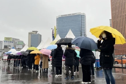 Người dân Seoul xếp hàng chờ xét nghiệm Covid-19 tại 1 điểm xét nghiệm tạm thời ở thủ đô Seoul, Hàn Quốc, ngày 19/3/2022. (Ảnh: Yonhap)