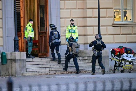 Cảnh sát và lực lượng khẩn cấp có mặt tại hiện trường vụ tấn công. (Ảnh: DW)