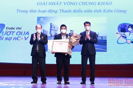 Đại diện nhóm thí sinh Kiên Giang nhận giải nhất của cuộc thi.