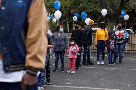 Người dân Mỹ đeo khẩu trang xếp hàng chờ tiêm vaccine phòng Covid-19 tại 1 điểm xét nghiệm và tiêm chủng miễn phí ở Los Angeles, California, ngày 29/1/2022. (Ảnh: REUTERS)