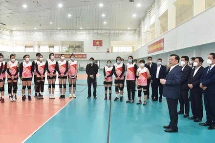 Bí thư Thành ủy Hà Nội Đinh Tiến Dũng thăm, động viên các đội tuyển đang luyện tập tại Trung tâm Huấn luyện thể thao quốc gia Hà Nội. 