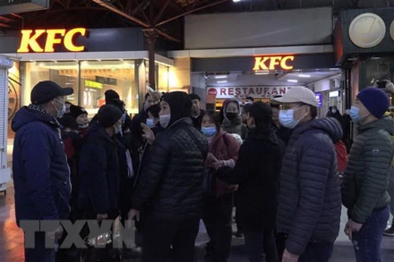 Người Việt sơ tán từ Ukraine tới Nhà ga chính ở thủ đô Bucarest, Romania. (Ảnh: TTXVN)