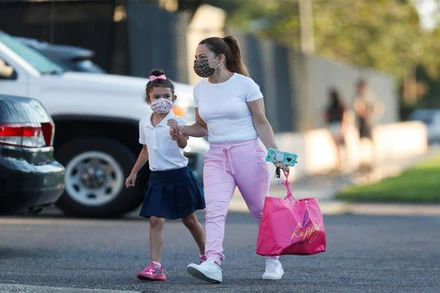 Mẹ đưa con gái đến Trường tiểu học West Tampa trong ngày đầu trường học mở cửa trở lại, Florida, ngày 10/8/2021. (Ảnh: Reuters)