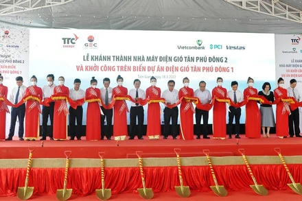 Cắt băng khánh thành Nhà máy điện gió Tân Phú Đông 2.