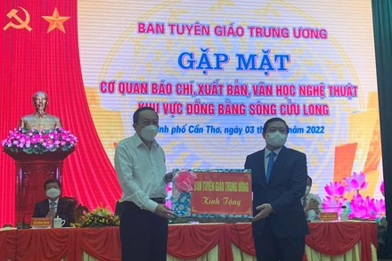 Lãnh đạo Ban Tuyên giáo Trung ương tặng máy tính cho Ban quản lý Khu tưởng niệm Chủ tịch Hội đồng Bộ trưởng Phạm Hùng cho đại diện lãnh đạo tỉnh Vĩnh Long. (Ảnh: THANH TÂM)