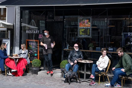 Đan Mạch đã dỡ bỏ tất cả các biện pháp hạn chế được áp đặt nhằm ngăn dịch bệnh lây lan. (Ảnh: Reuters)