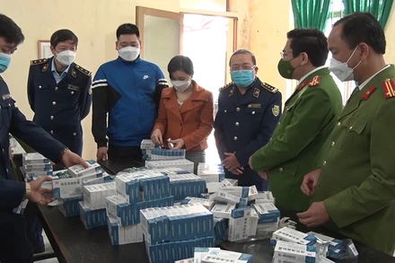 Lực lượng chức năng kiểm tra, bắt giữ số thuốc hỗ trợ điều trị Covid-19 không có hóa đơn, chứng từ chứng minh nguồn gốc xuất xứ.