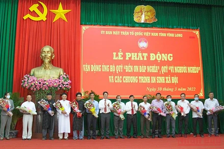 Lãnh đạo tỉnh Vĩnh Long tiếp nhận các tổ chức, cá nhân ủng hộ các chương trình an sinh xã hội tỉnh. (Ảnh: BÁ DŨNG) 