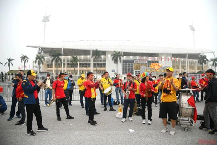 Cổ động viên Việt Nam hâm nóng sân Mỹ Đình trước trận Việt Nam-Oman