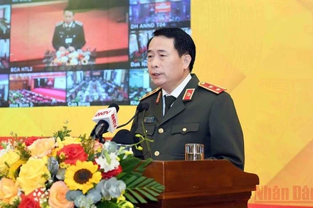 Thứ trưởng Công an Lê Quốc Hùng chủ trì hội thảo.