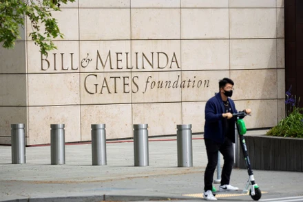 Cổng trụ sở Quỹ Bill & Melinda Gates ở Seattle, Washington, Mỹ. Ảnh: Reuters.
