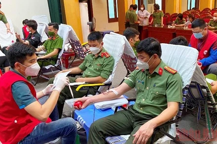 Cán bộ, chiến sĩ Công an Thanh Hóa tình nguyện hiến máu.