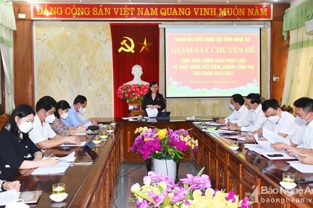 Đoàn Đại biểu Quốc hội tỉnh Nghệ An giám sát việc thực hành tiết kiệm, chống lãng phí tại huyện Quỳ Hợp. (Ảnh: baonghean.vn) 