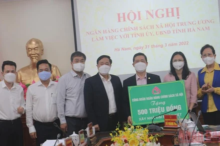 Công đoàn Ngân hàng Chính sách xã hội trao tặng tỉnh Hà Nam 500 triệu đồng xây dựng nhà Đại đoàn kết.