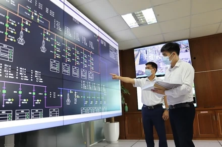 Theo dõi, giám sát mạng lưới điện tại Trung tâm điều khiển xa Điện lực Vĩnh Phúc.