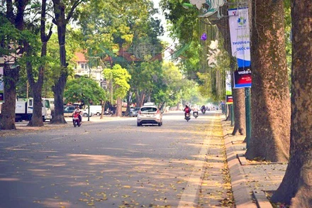 Khu vực Hà Nội sáng sớm có sương mù nhẹ, trời nắng. (Ảnh minh họa)