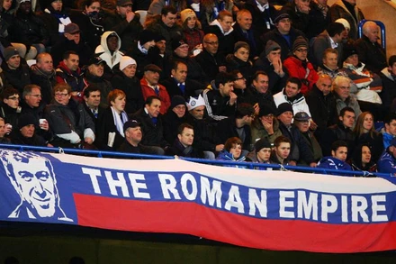 CĐV Chelsea và biểu ngữ ca ngợi chủ sở hữu Abramovich trước khi án phạt đưa ra. (Ảnh: The Times)