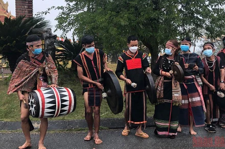 Trình diễn cồng chiêng Tây Nguyên.